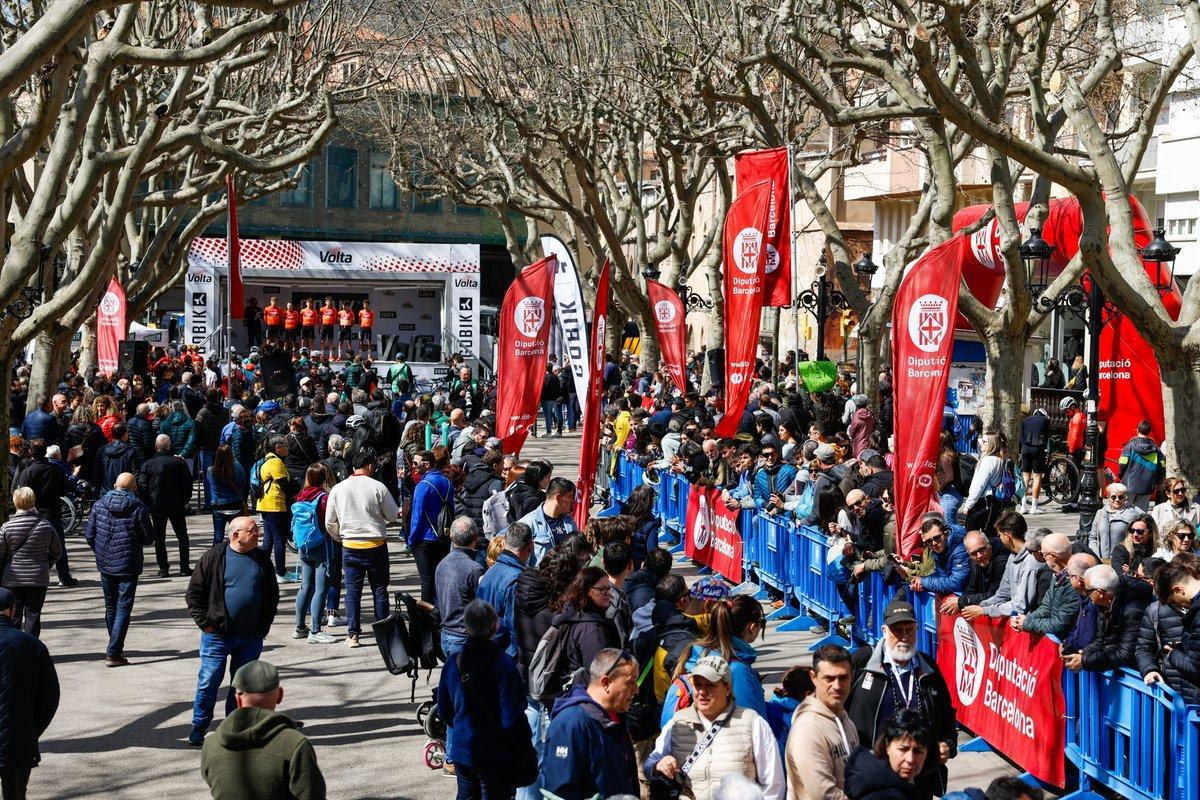 La salida de la sexta etapa, en Berga.