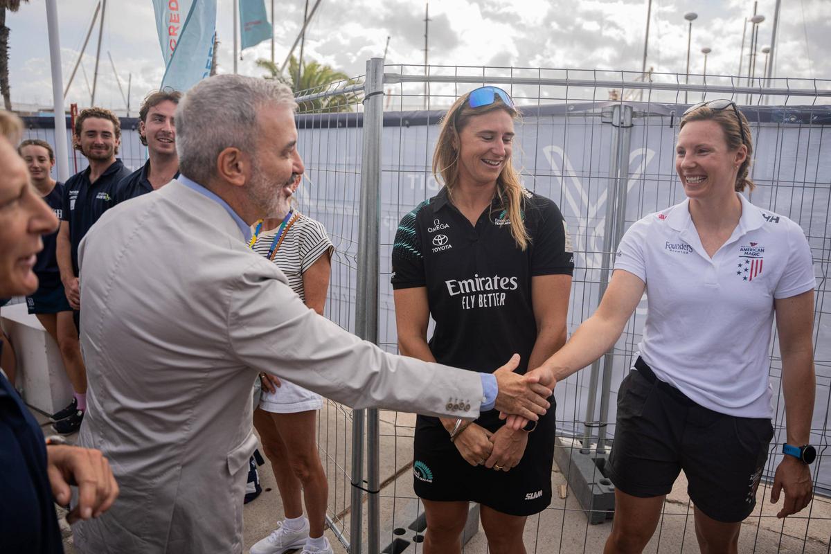 Jaume Collboni visita los equipos Youth y femenino de la Copa América