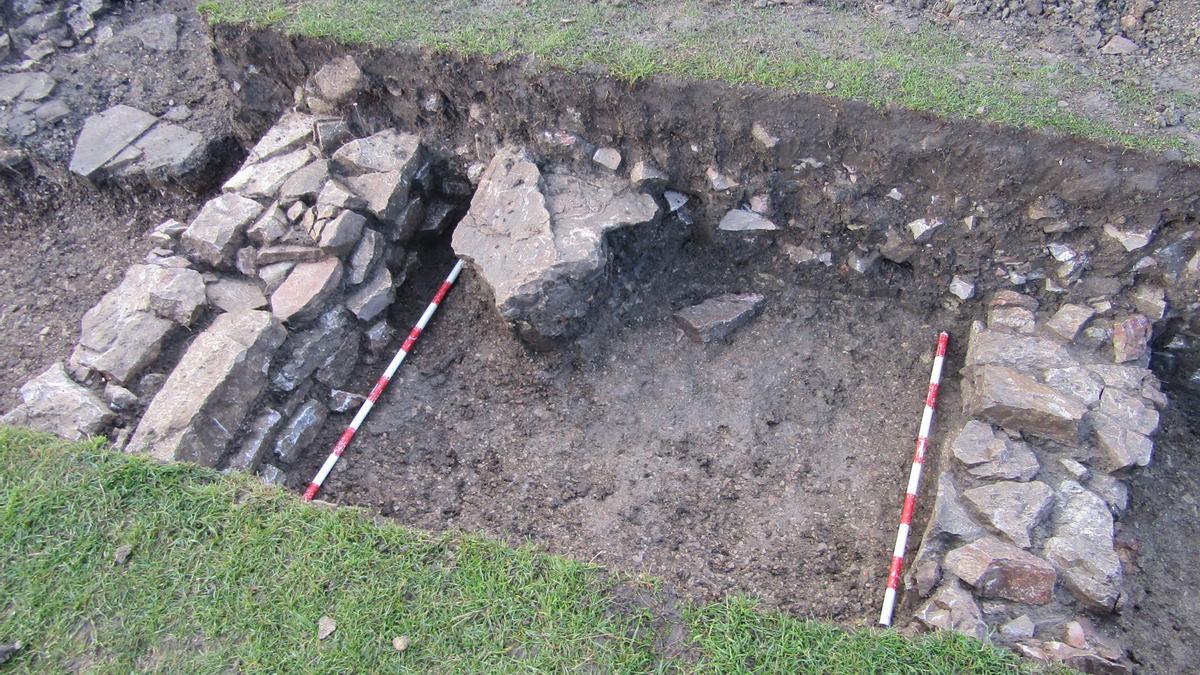 Los muros que han aparecido del monasterio medieval de San Esteban de Oraste, cerca de Longás.