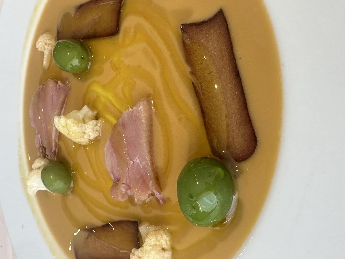 Salazones con praline de almendras y encurtidos