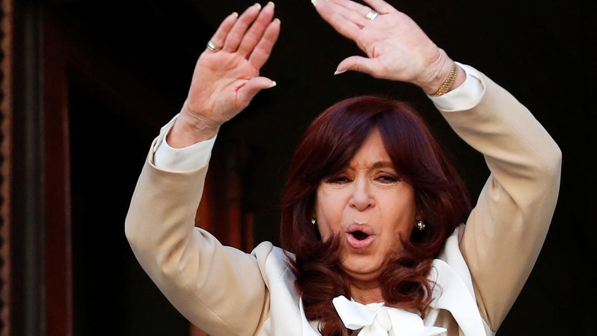 La vicepresidenta argentina, Cristina Fernández de Kirchner, saluda a los simpatizantes que se manifestaron frente al Congreso tras hacerse pública la petición de 12 años de cárcel del fiscal, este lunes.