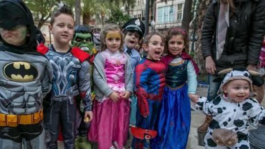 Grupos de niños disfrazados ayer por la tarde en la Glorieta, que se realizaron fotografías alrededor de la fuente y delante de la Dama de Elche.