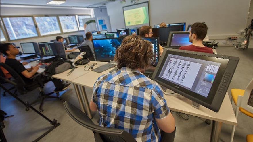 Jóvenes en un centro tecnológico