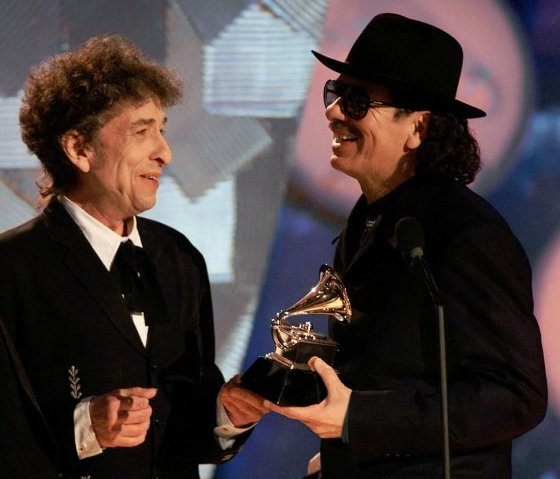 Dylan, junto a Carlos Santana, en los Grammy de 2000.