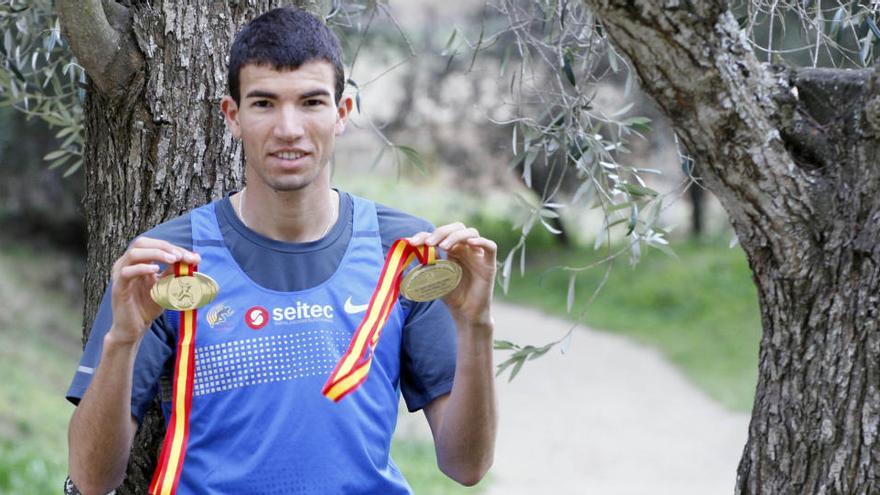 Adel Mechaal mostrant ahir les dues medalles · Marc Martí