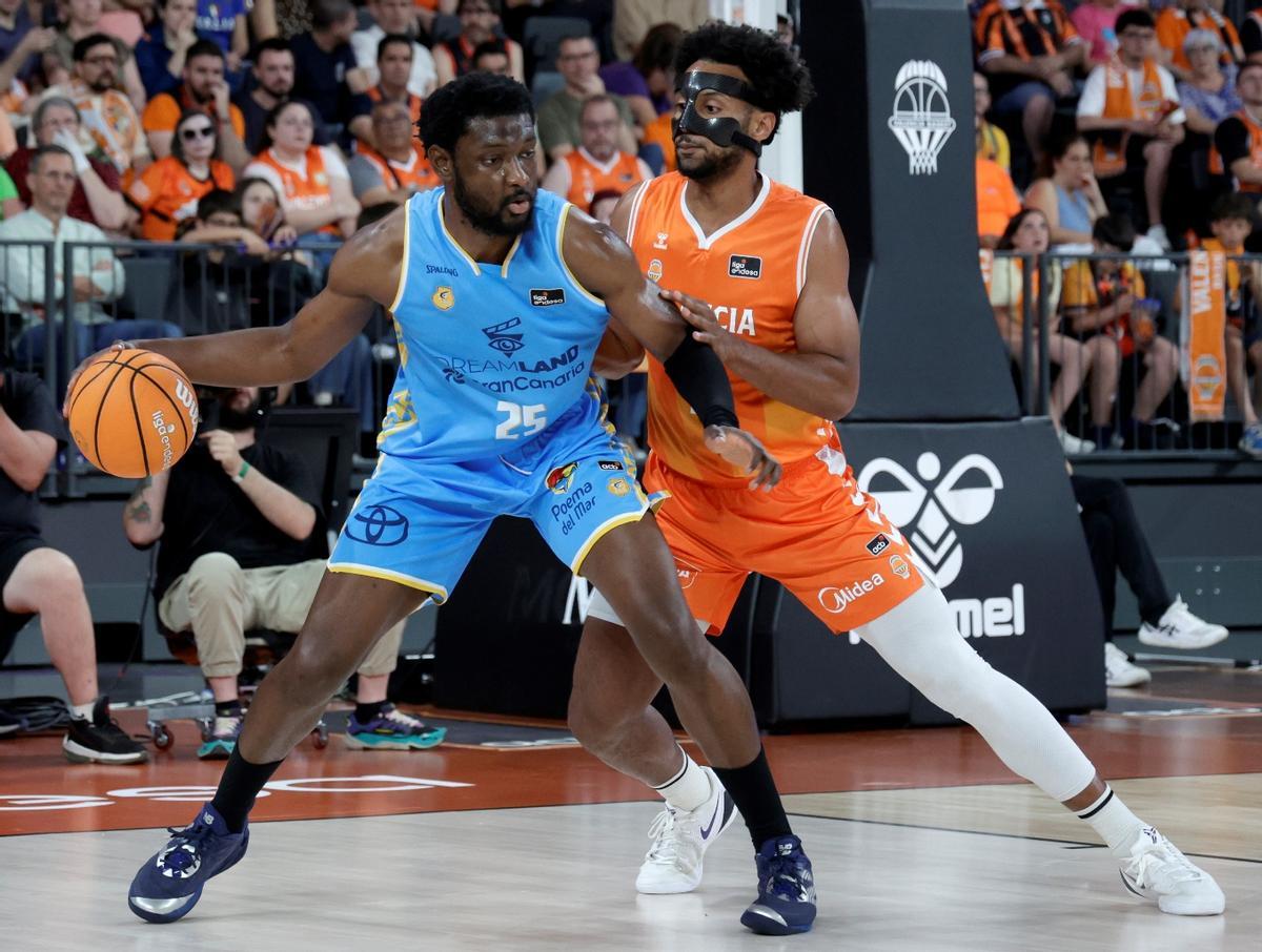 Mervedi Miteo, con el baloncesto en un partido del Dreamland Gran Canaria.