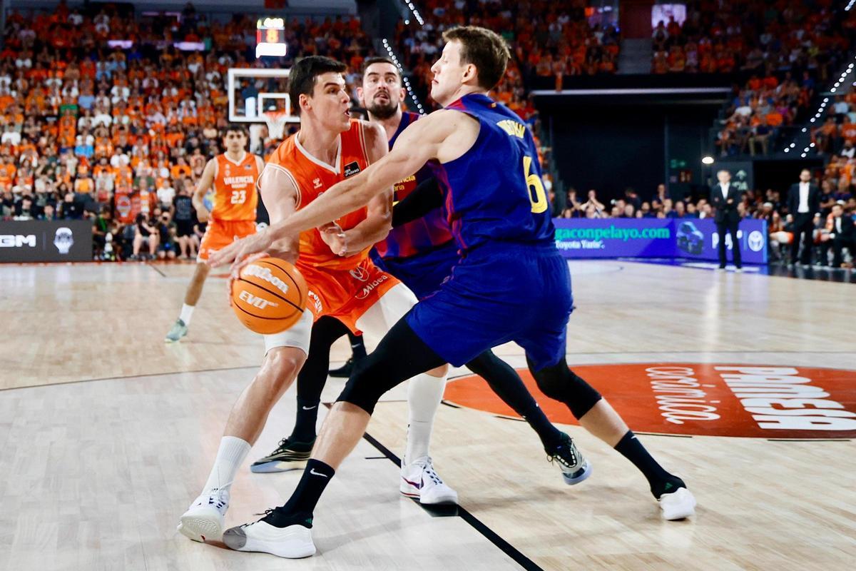 Jaime Pradilla, defendido por Vesely y Satoransky.