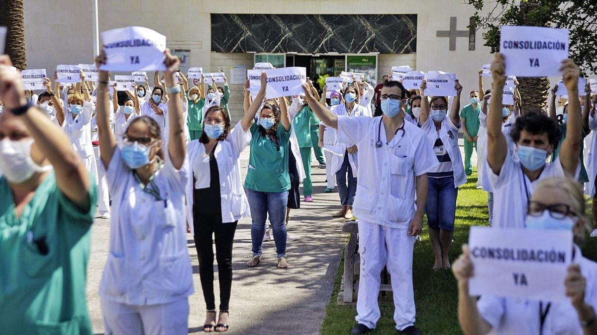 Imagen de una concentración sanitaria en los exteriores del Hospital Universitario de Canarias (HUC).