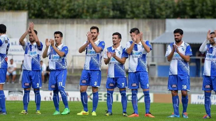 Los jugadores del Portonovo saludan antes del encuentro. // G.S.