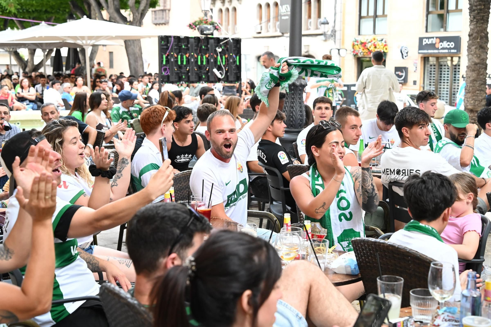 Nervios a flor de piel en el centro de Elche  y en los aledaños del Martínez Valero para ver el partido