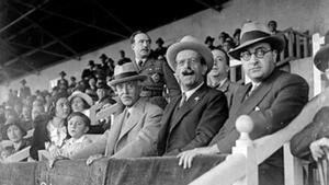 Francesc Macià (izquierda) y Gaspar Rosés en el palco del campo de Les Corts