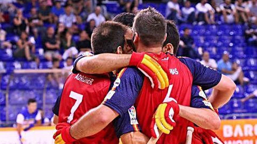 Los jugadores de la selección española, con Eduard Lamas con el número 6, se abrazan en el partido de ayer.