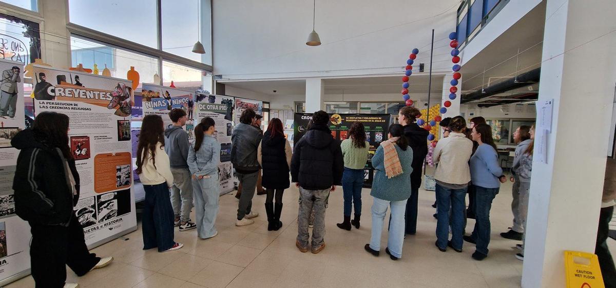 La exposición 'Historietas e historias', que aborda la memoria en cómic de las víctimas del siglo XX, recorre quince institutos de Cáceres.