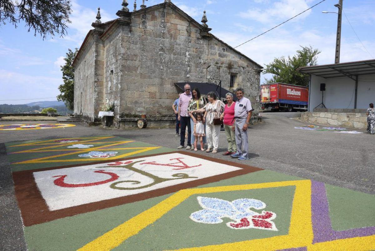 Alfombras elaboradas en la parroquia de San Vicente de Cerponzóns. | GUSTAVO SANTOS