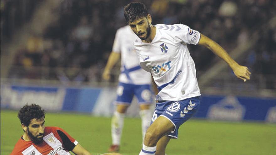 Javi Alonso y Raúl García, en una jugada del partido de Copa de la temporada pasada entre el Tenerife y el Athletic.