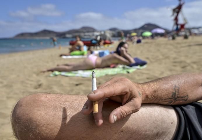 16/08/2017 LAS PALMAS DE GRAN CANARIA. La prohibición o no de fumar en Las Canteras. FOTO: J.PÉREZ CURBELO