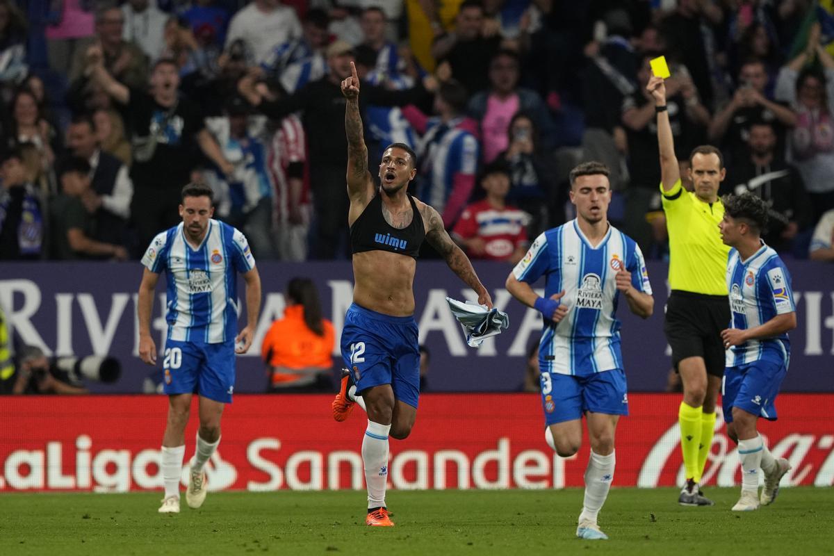 CORNELLÁ (BARCELONA), 24/05/2023.- El delantero brasileño del RCD Espanyol, Vinicius de Souza, tras conseguir el tercer gol del equipo españolista durante el encuentro correspondiente a la jornada 36 en Primera División que RCD Espanyol y Atlético de Madrid disputan hoy miércoles en el RCD Stadium, en Cornellá (Barcelona). EFE/ Alejandro García.