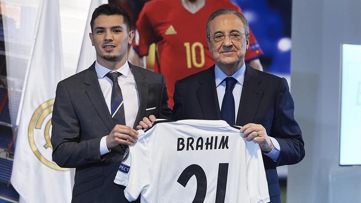 Brahim Díaz posa junto a Florentino Pérez en el palco del Bernabéu.