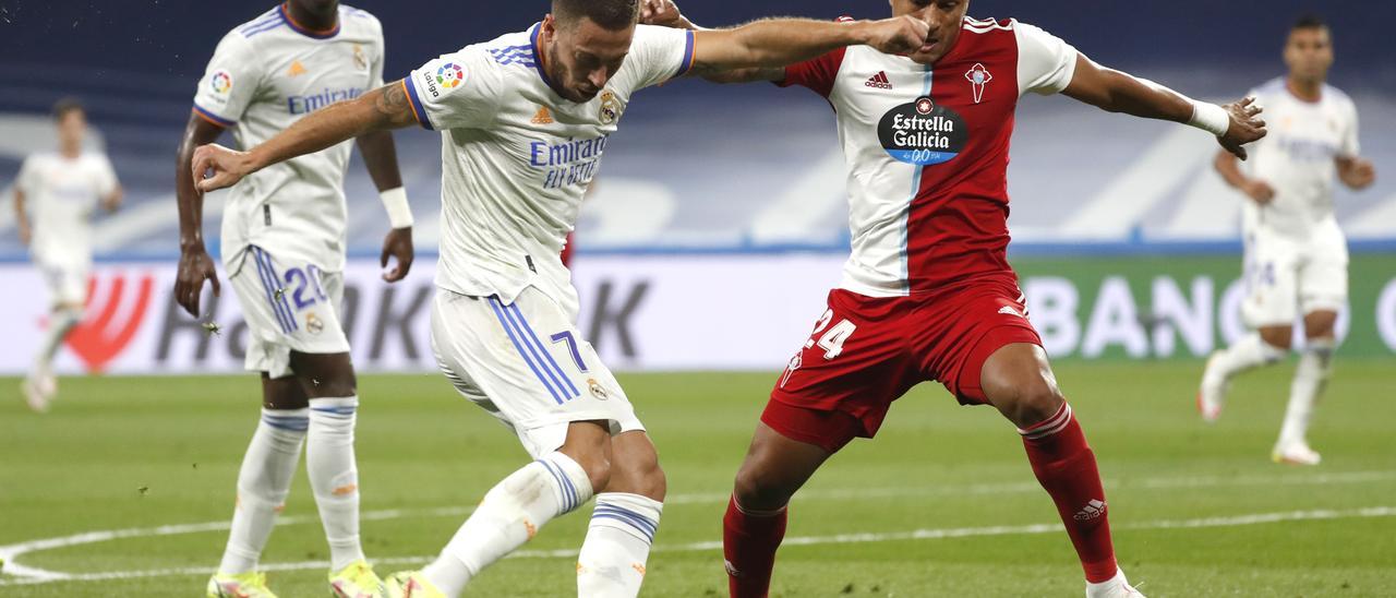 Murillo marca a Hazard en el Bernabéu.
