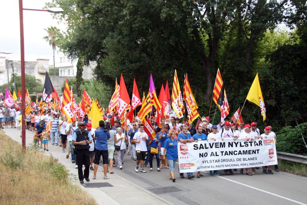 Manifestació contra els acomiadaments a Nylstar