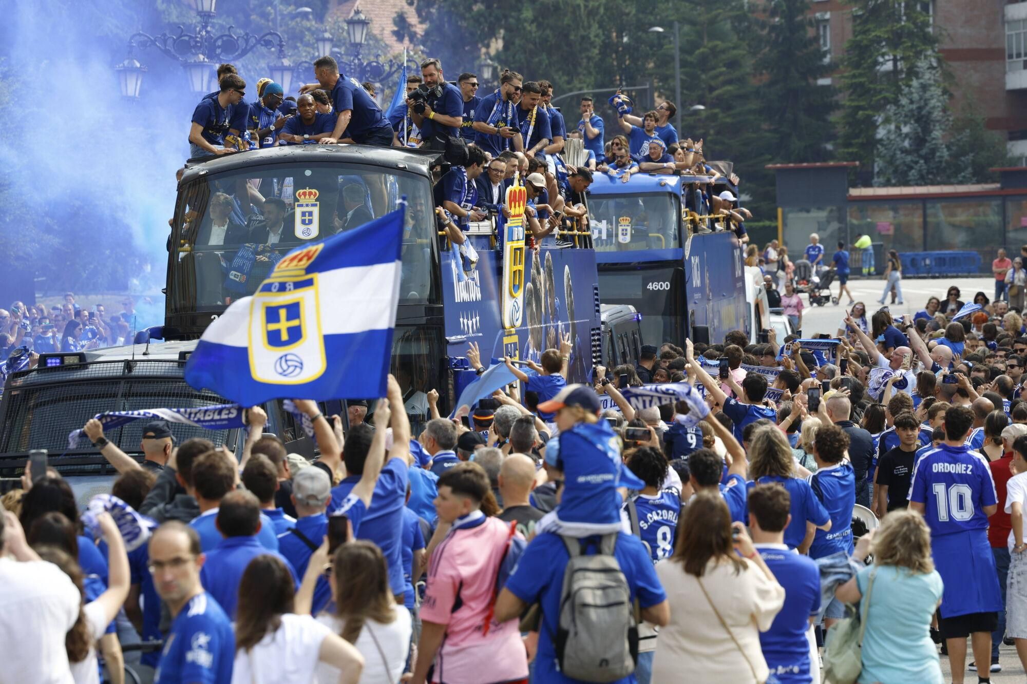 Locura azul en las calles de Oviedo para celebrar el ascenso del equipo a Primera División