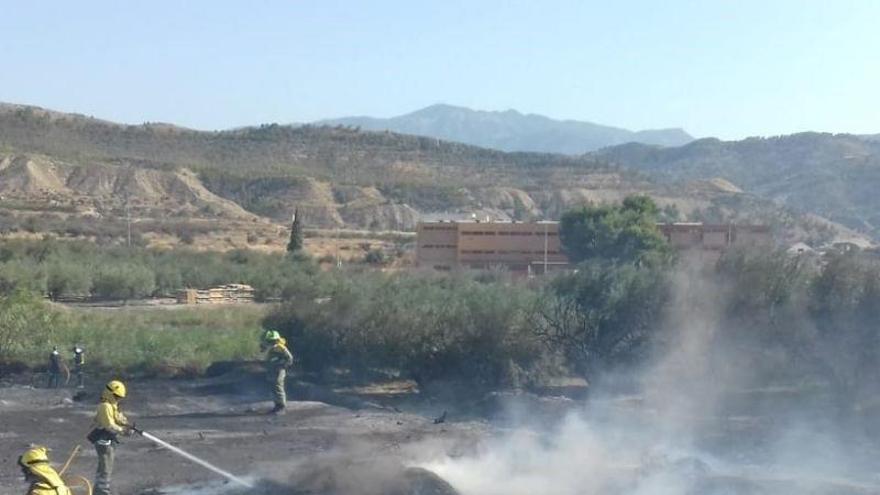 Atienden a dos bomberos por inhalación de humo tras apagar un fuego en Cieza