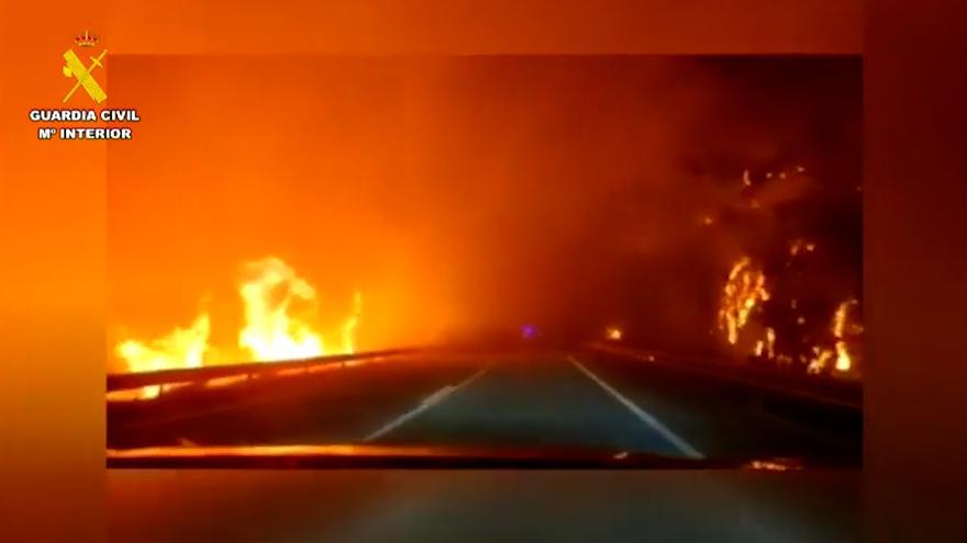 Huir en medio de las llamas: así pasaron la noche vecinos y conductores cercados por el fuego en Asturias