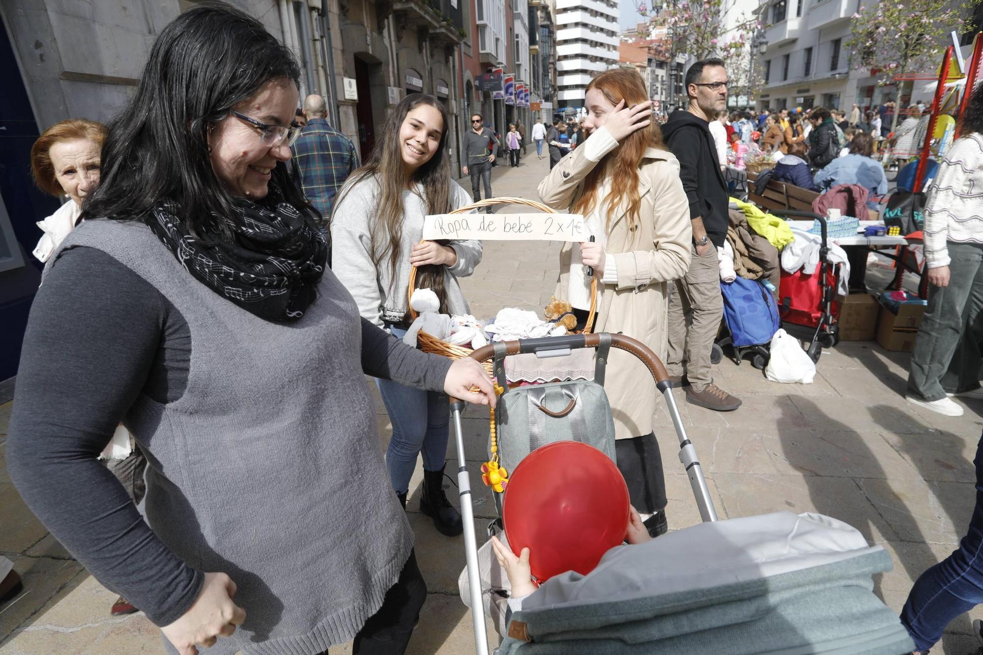 EN IMÁGENES: Así ha sido el mercadillo escolar de Avilés para recaudar dinero para su viaje de estudios