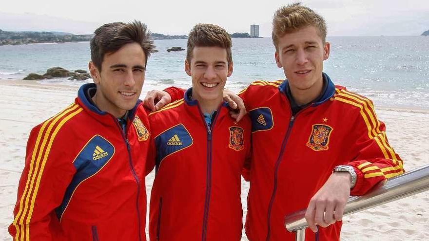 David Costas, Santi Mina y Rubén Blanco, con el chándal de la selección española en Samil. // FDV