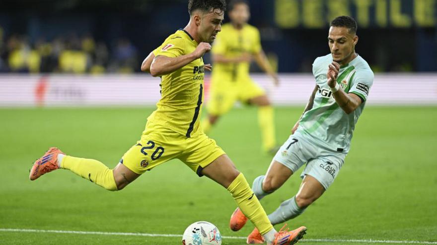 Moleiro, en la imagen, logró el segundo gol del Villarreal.  | ANDREU ESTEBAN/ EFE