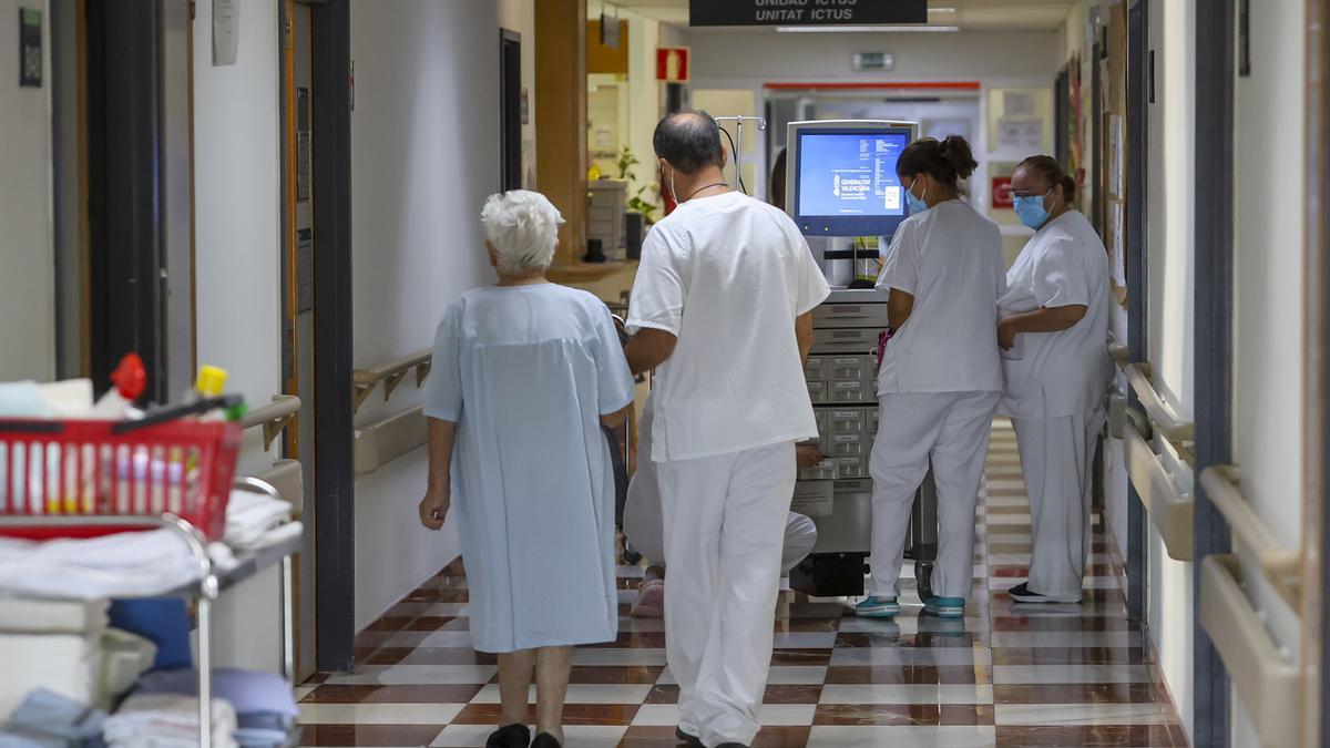 Trabajadores en un hospital valenciano.