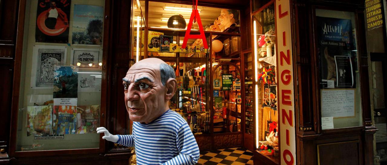 Dos de las 'letras gimnastas' de Joan Brossa en la entrada de El Ingenio, en una imagen de 2012, antes del cierre de la tienda