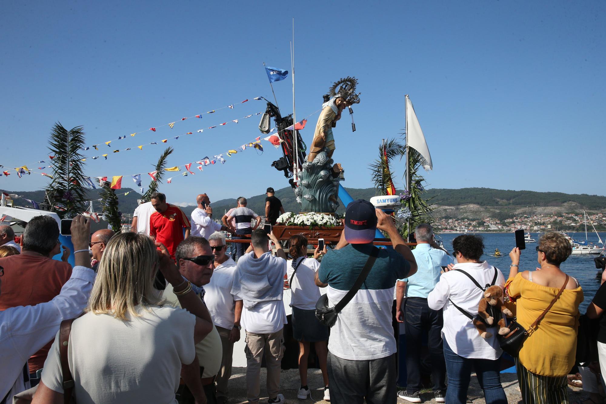 Decenas de barcos en la procesión marítima de Moaña