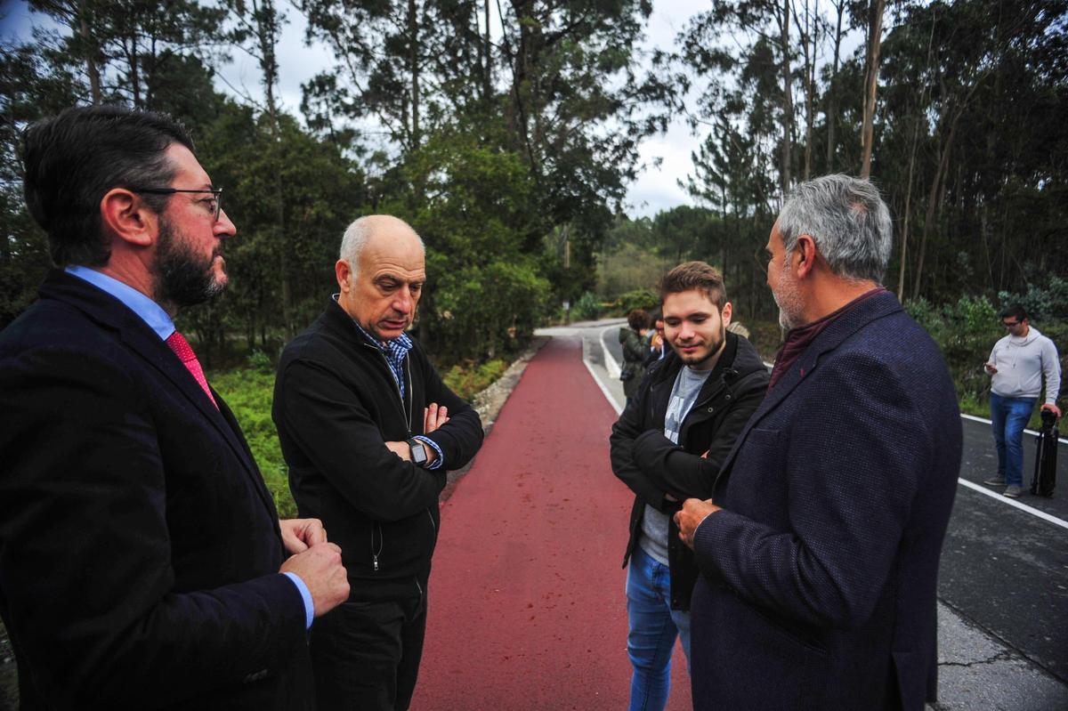 Xoán Castaño e Iván Caamaño, en una visita al polígono industrial de Abalo, hace poco más de un año.