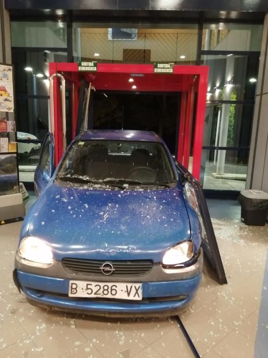 El vehicle ha entrat a dins de la comissaria