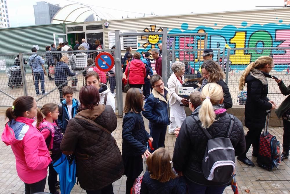 El colegio 103 de Valencia, desalojado por la lluvia