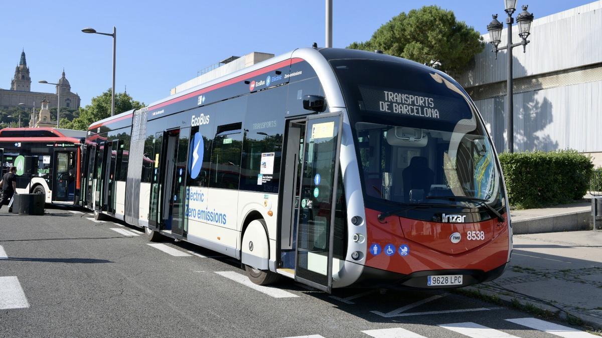 Archivo - TMB encarga 210 autobuses eléctricos e híbridos para renovar y descarbonizar la flota.