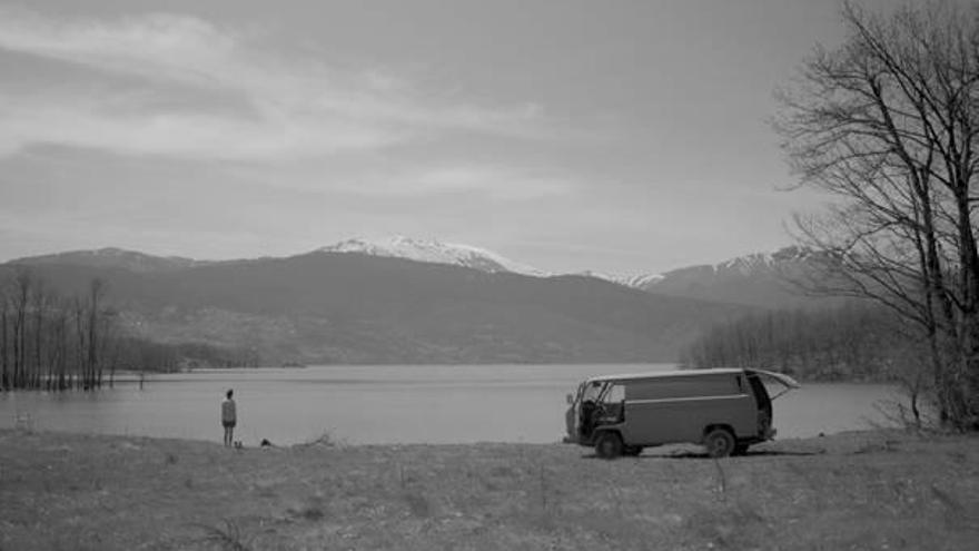 Un fotograma de la película, rodada en blanco y negro.