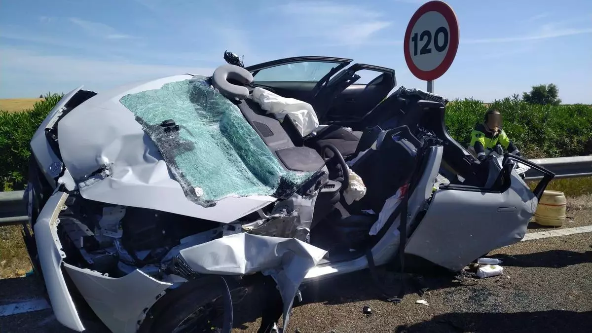 Dos atrapados en un aparatoso accidente en la A-5 cerca de Talavera la Real