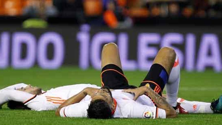 Los jugadores del Valencia Garay y Medrán, al término del partido.