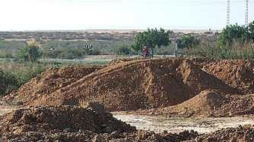 Vierten toneladas de tierra de forma ilegal en la zona protegida de las Lagunas