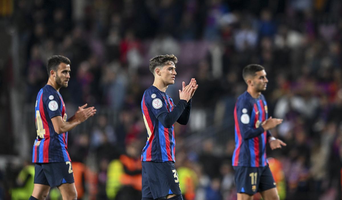 Gavi , Eric García y Ferran aplauden al público tras caer eliminados durante el partido de vuelta de las semifinales de la Copa del Rey contra el Real Madrid.