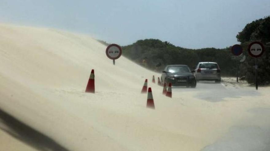 El avance de una duna deja aislados a 500 vecinos de Tarifa