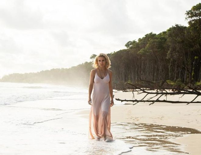 Elsa Pataky en la serie 'Tidelans' de Netflix