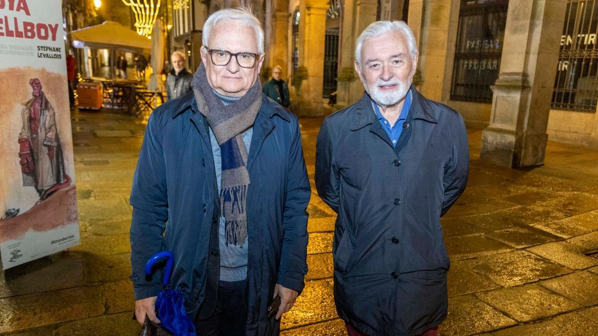 Xosé Manuel Villanueva y su hermano Darío, en la Rúa do Vilar.