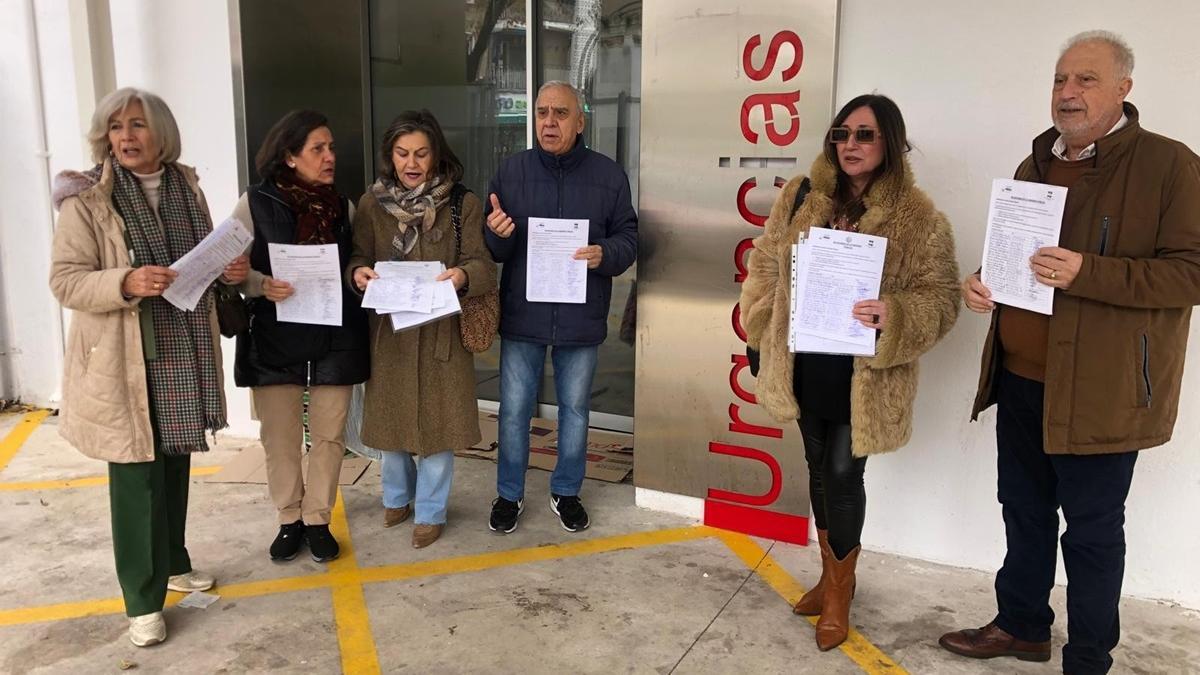 Representantes de las asociaciones vecinales (AAVV) La Viñuela y La Unión de Levante, con las firmas que han recogido y presentado ante la Junta de Andalucía.