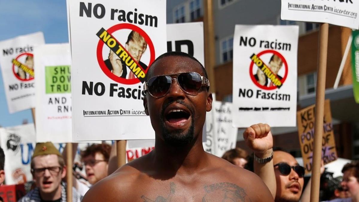 Un manifestante durante una marcha de varios grupos, incluyendo Black Lives Matter y Shut Down Trump and the RNC, hacia la convención republicana, en Cleveland, este domingo.