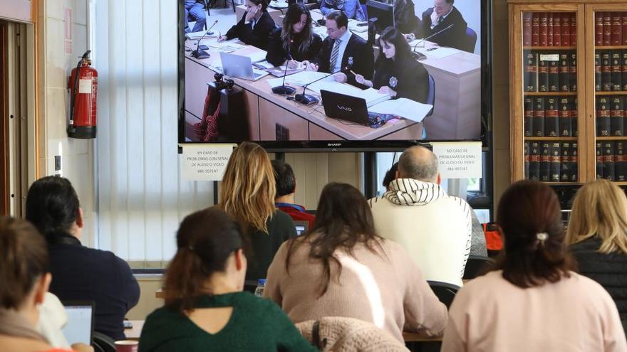 Periodistas siguen la sesión del juicio de este viernes