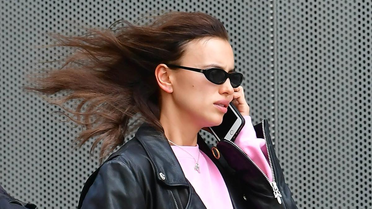 Primer plano de Irina Shayk hablando por teléfono mientras camina con prisa por Manhattan