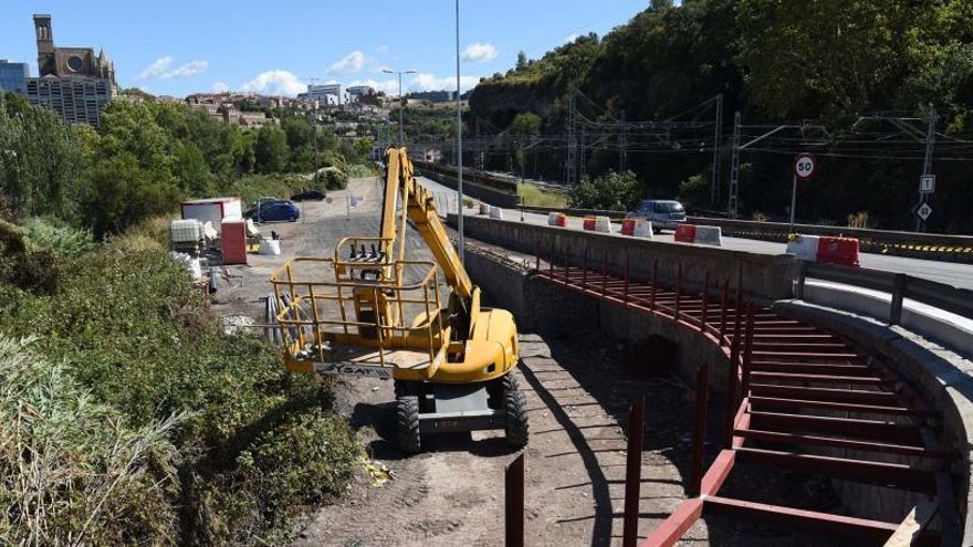 Construcció del voladís per a vianants.